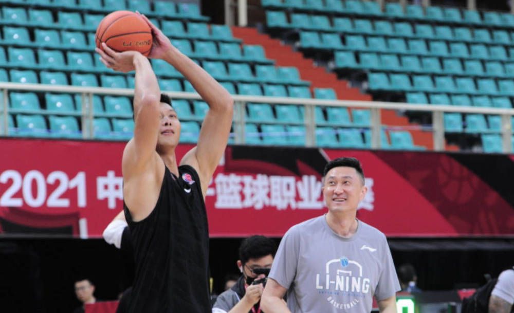 《胡想演说家》讲述了当上天为你关上一扇门时，常常他会为你打开别的一扇门！故事讲述一名得了严重口吃和听力障碍的保安经由过程怙恃的关愛、特别是“退伍不退色甲士”身份的父亲的峻厉、鼓励、鼓动勉励下，踏上人生征程，偶遇丰师父指点帮忙；赶上生射中的另外一半…加上本身顽强的毅力和奋斗不息的精力，克服听力障碍的惊骇，降服了口吃恶疾，自学年夜学课程成才，并成了一位超卓的倾销员和企业精英，在企业危机时刻，经由过程本身的营销谈锋力挽狂澜，历尽千辛万苦，终究跃身成为一代演说家的故事。